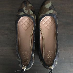 VINCE CAMUTO ‘Jemilla’ camo haircalf flats sz 8.5